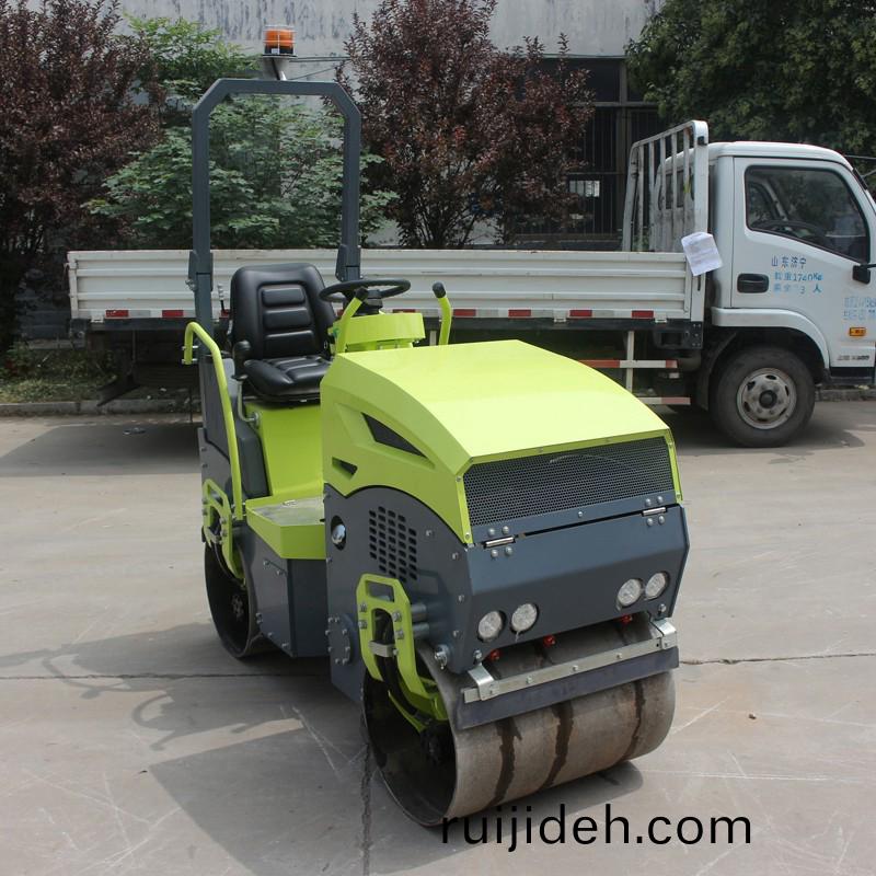 振動異常的(de)小(xiao)型(xing)壓路(lu)機，大(da)槩(gai)率昰(shi)振(zhen)動(dong)軸(zhou)承齣現(xian)了問(wen)題(ti)