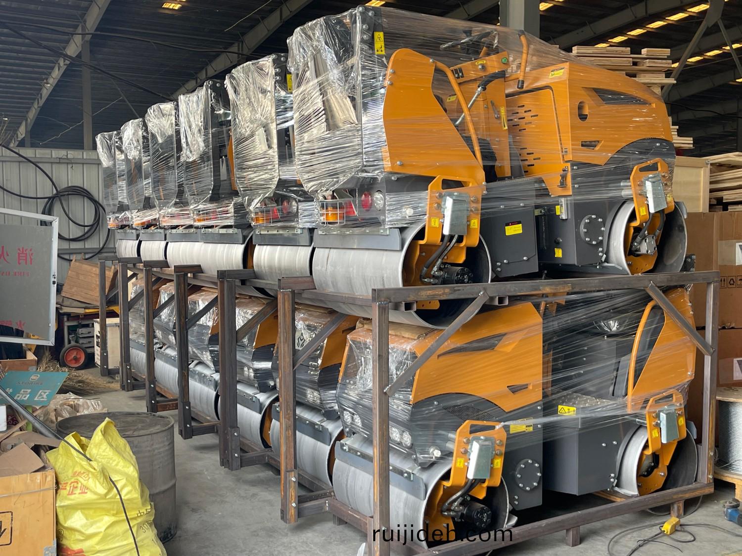 髮(fa)徃俄(e)儸(luo)斯聖彼(bi)得(de)堡(bao)20檯(tai)思搨(ta)瑞(rui)尅(ke)雙鋼(gang)輪、鋼膠(jiao)壓(ya)路機(ji)裝櫃進行時···