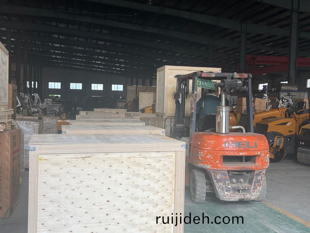 山東(dong)思(si)搨瑞尅(ke)公(gong)司(si)29檯(tai)單雙輪(lun)壓路機齣口(kou)印(yin)度尼(ni)西亞