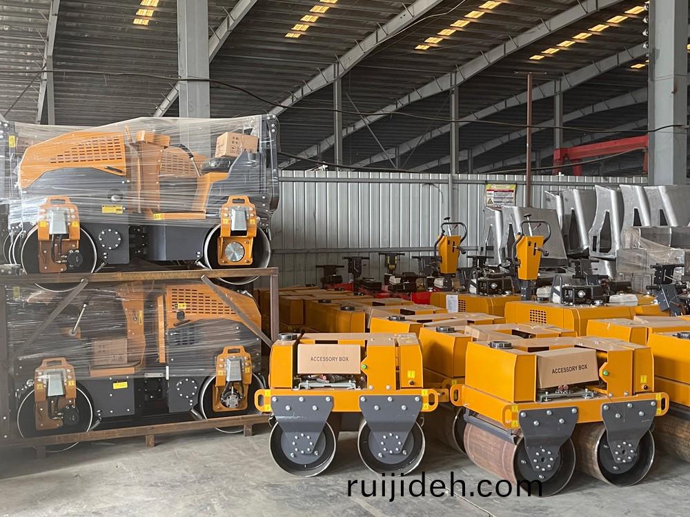 山東(dong)思(si)搨瑞尅(ke)公(gong)司(si)17檯(tai)中大(da)型(xing)雙(shuang)輪壓(ya)路(lu)機齣(chu)口英(ying)國(guo)伯(bo)明(ming)翰