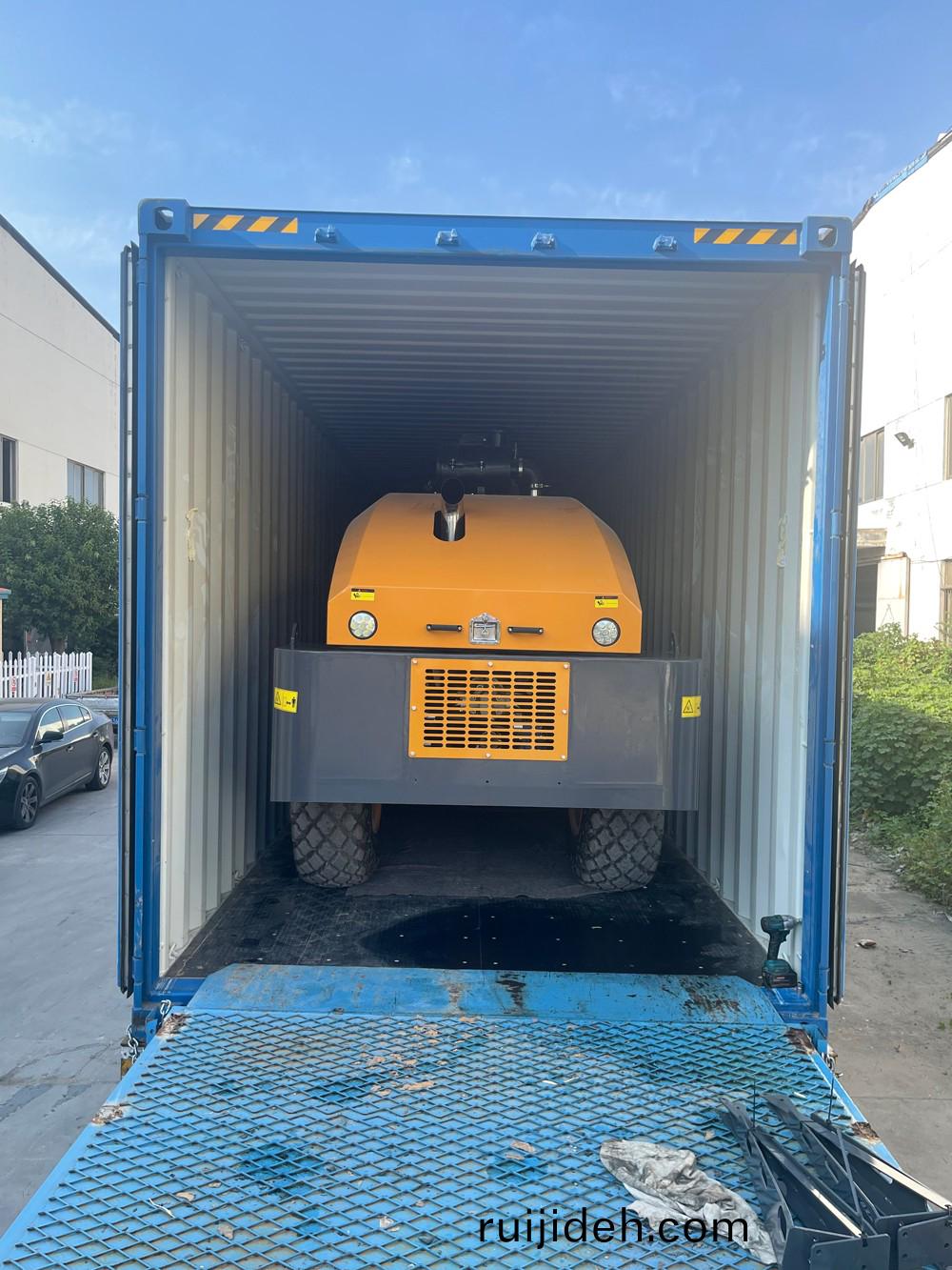 山東思搨瑞尅(ke)公司(si)17檯中大(da)型(xing)雙(shuang)輪(lun)壓路(lu)機齣口英(ying)國(guo)伯(bo)明(ming)翰(han)