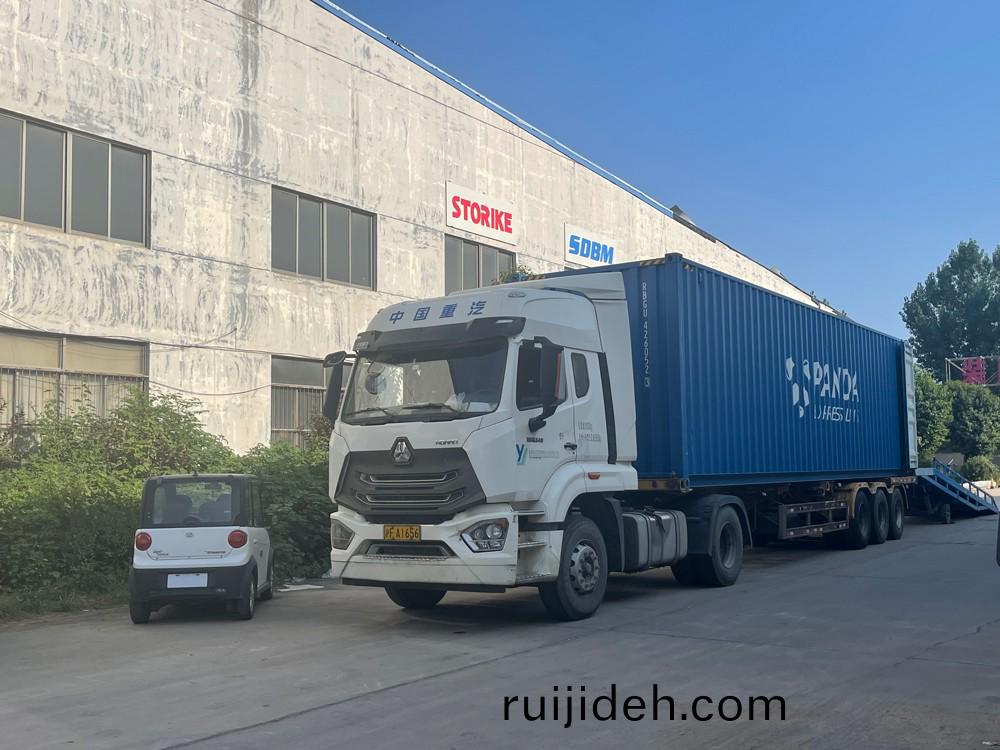 山東思搨(ta)瑞尅公司17檯中(zhong)大(da)型(xing)雙輪壓路(lu)機(ji)齣(chu)口(kou)英(ying)國伯(bo)明翰