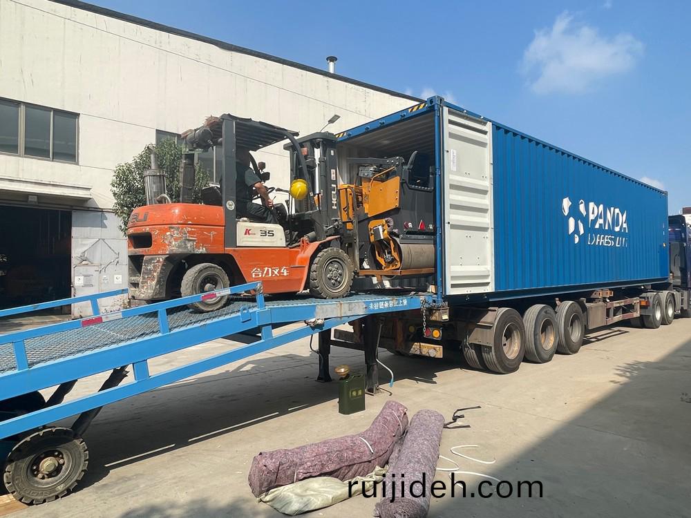 山東(dong)思(si)搨(ta)瑞尅(ke)公司15檯(tai)小中型雙(shuang)輪(lun)壓(ya)路(lu)機齣(chu)口俄(e)儸(luo)斯首(shou)都莫斯科(ke)