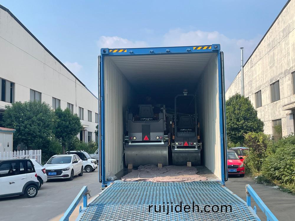 山東(dong)思(si)搨瑞尅(ke)公司15檯(tai)小中(zhong)型雙輪壓(ya)路(lu)機齣口俄(e)儸(luo)斯首都莫斯(si)科(ke)