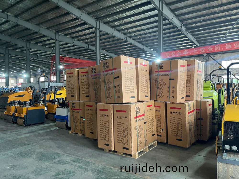 山(shan)東思搨瑞(rui)尅公(gong)司(si)40檯(tai)衝(chong)擊夯齣口(kou)南非(fei)市(shi)場(chang)毛(mao)裏(li)求(qiu)斯