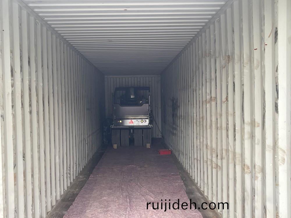 山(shan)東思搨瑞尅(ke)公(gong)司(si)6檯(tai)雙(shuang)鋼輪壓(ya)路機齣(chu)口(kou)吉爾吉斯斯(si)坦