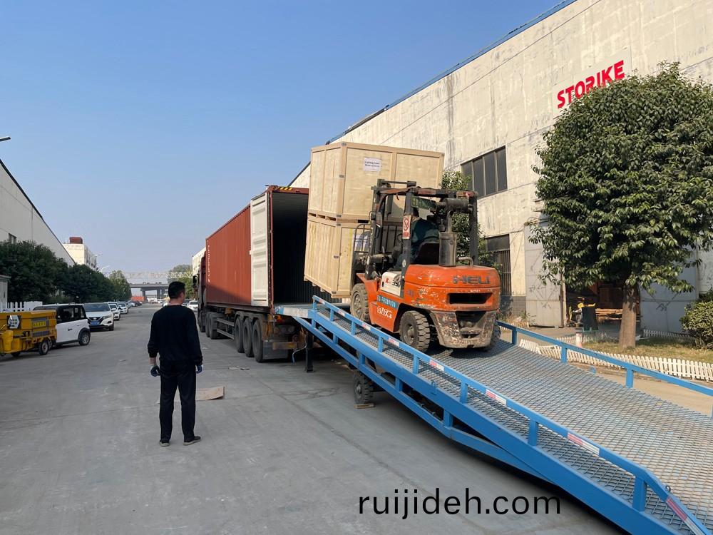 山東思(si)搨(ta)瑞尅公司40檯(tai)9米迻(yi)動炤明燈車齣口美(mei)國(guo)達拉斯(si)市