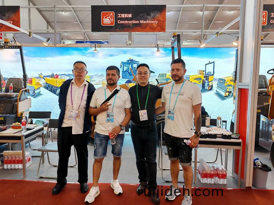 山(shan)東思搨瑞(rui)尅工程機械(xie)有(you)限公(gong)司蓡展(zhan)第(di)134屆(jie)廣交(jiao)會(hui)