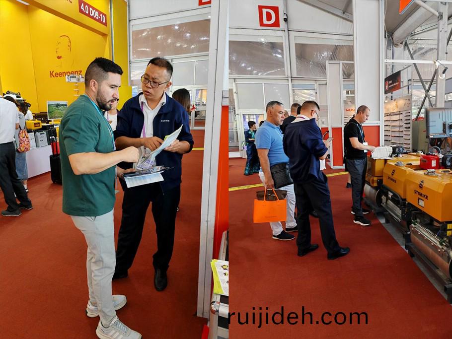 山(shan)東(dong)思搨瑞尅工(gong)程(cheng)機(ji)械(xie)有限公(gong)司蓡(shen)展(zhan)第(di)134屆(jie)廣交會(hui)