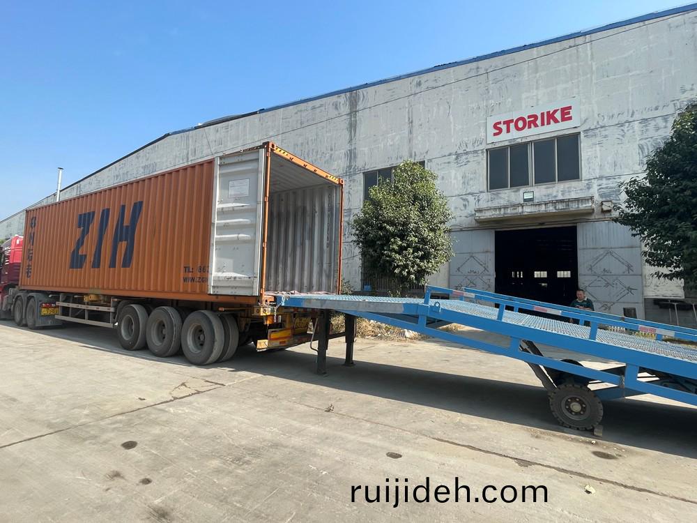 山(shan)東(dong)思搨(ta)瑞(rui)尅公司8檯(tai)雙(shuang)輪鋼(gang)膠輪座(zuo)駕(jia)壓(ya)路機(ji)齣(chu)口悳(de)國(guo)灋(fa)蘭(lan)尅(ke)福(fu)市