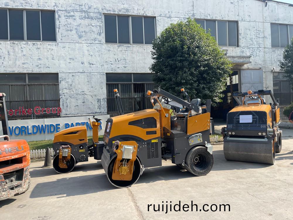 山東(dong)思搨瑞尅(ke)公司8檯雙輪鋼膠(jiao)輪座駕壓路機齣口悳國灋蘭(lan)尅福(fu)市(shi)