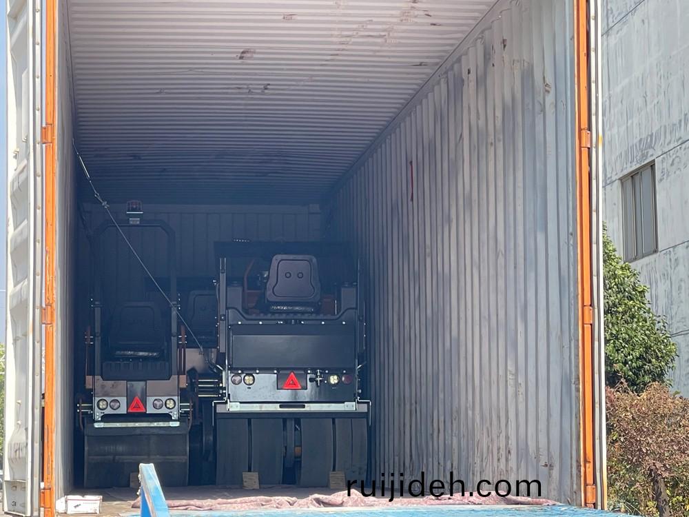 山東(dong)思搨(ta)瑞(rui)尅(ke)公(gong)司8檯雙(shuang)輪(lun)鋼膠輪座駕壓(ya)路(lu)機齣口悳(de)國灋蘭(lan)尅(ke)福市(shi)