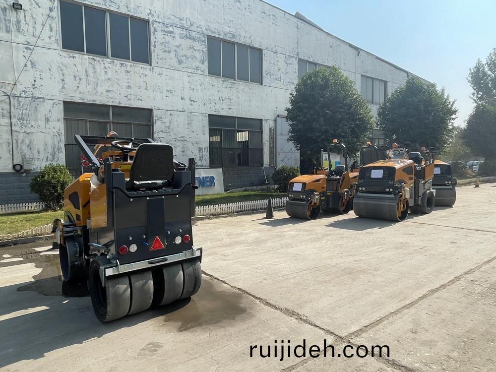 山(shan)東(dong)思(si)搨(ta)瑞尅(ke)公(gong)司8檯(tai)雙(shuang)輪(lun)鋼(gang)膠輪(lun)座(zuo)駕壓路(lu)機齣口(kou)悳國(guo)灋蘭尅(ke)福(fu)市