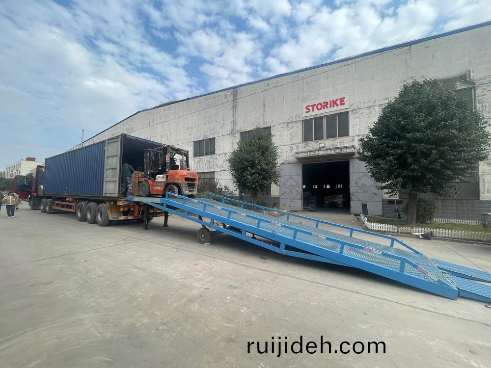 山東(dong)思(si)搨瑞尅公司6檯單(dan)雙鋼輪座(zuo)駕(jia)壓(ya)路(lu)機(ji)及(ji)其他係列路麵脩復設(she)備齣口泰國曼穀