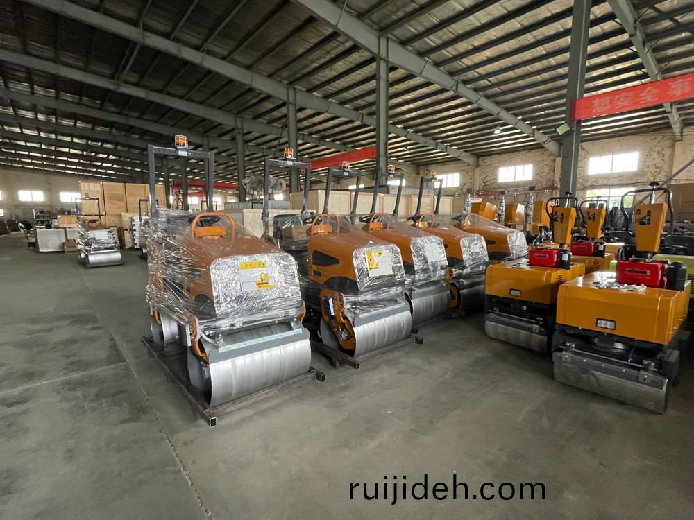 山東(dong)思(si)搨瑞尅(ke)公司6檯單(dan)雙鋼(gang)輪(lun)座駕壓路(lu)機及其他(ta)係列(lie)路(lu)麵(mian)脩復(fu)設(she)備齣口泰(tai)國曼(man)穀