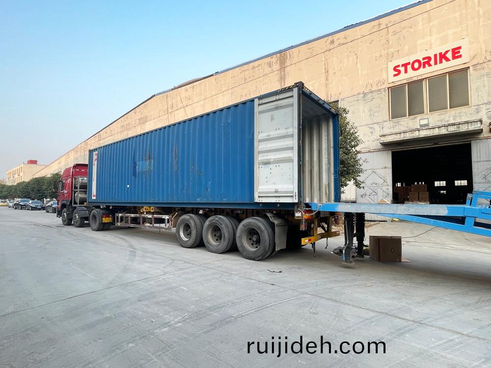 山東思搨(ta)瑞(rui)尅(ke)公(gong)司8檯(tai)雙鋼輪座駕(jia)壓(ya)路(lu)機(ji)齣口悳國首(shou)都(dou)柏(bai)林市(shi)