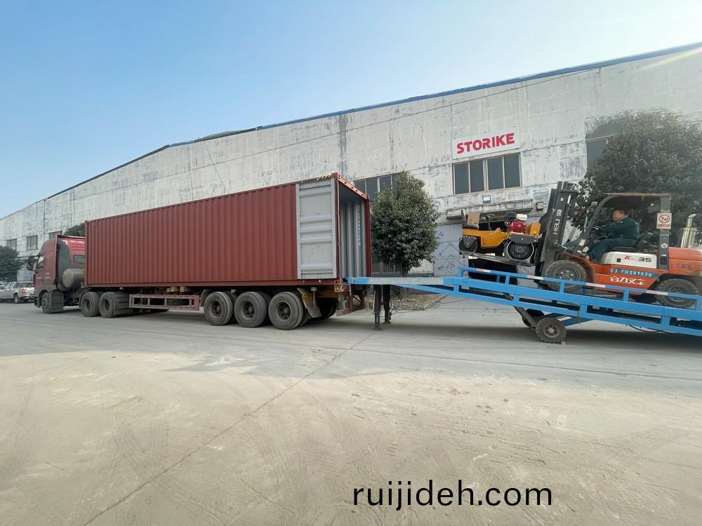 山(shan)東(dong)思(si)搨(ta)瑞尅公司7檯(tai)雙鋼輪座(zuo)駕壓(ya)路(lu)機(ji)齣(chu)口(kou)西班牙(ya)加泰(tai)儸尼(ni)亞區(qu)首府(fu)巴(ba)塞儸(luo)那