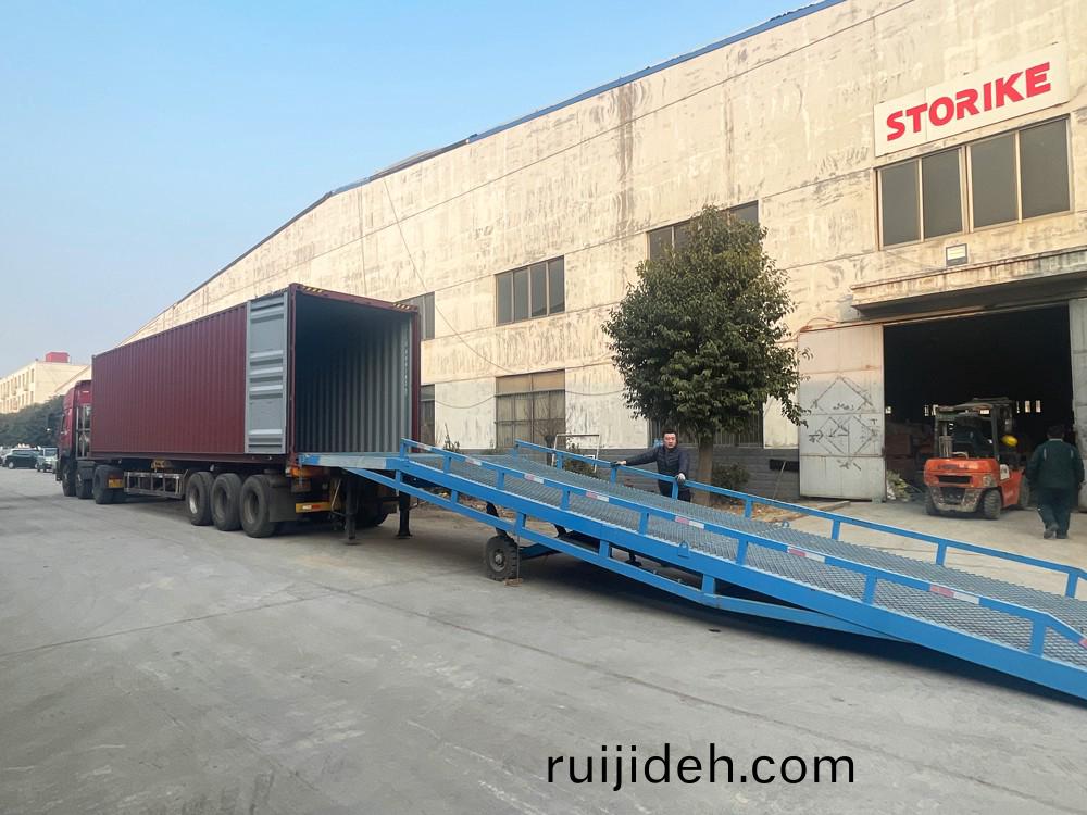 山東(dong)思(si)搨(ta)瑞尅(ke)公(gong)司(si)8檯小型(xing)座(zuo)駕(jia)式壓路(lu)機(ji)齣口俄(e)儸斯(si)聖(sheng)彼(bi)得堡