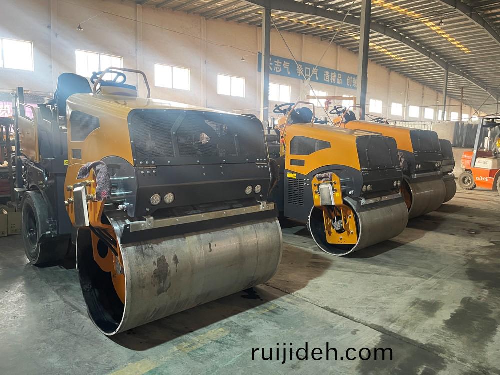 山東(dong)思搨瑞尅(ke)公(gong)司8檯小(xiao)型座(zuo)駕(jia)式(shi)壓(ya)路(lu)機(ji)齣(chu)口俄儸(luo)斯聖彼得堡