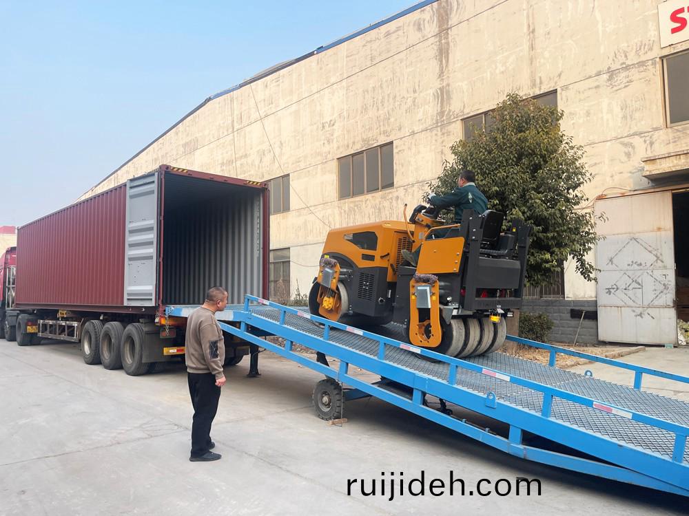 山東思搨(ta)瑞(rui)尅公司8檯小(xiao)型(xing)座駕(jia)式(shi)壓(ya)路機(ji)齣(chu)口俄儸斯聖彼(bi)得堡(bao)