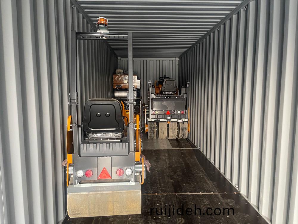 山(shan)東思搨瑞(rui)尅(ke)公司8檯小(xiao)型(xing)座駕(jia)式壓(ya)路機齣口俄儸斯(si)聖(sheng)彼(bi)得(de)堡