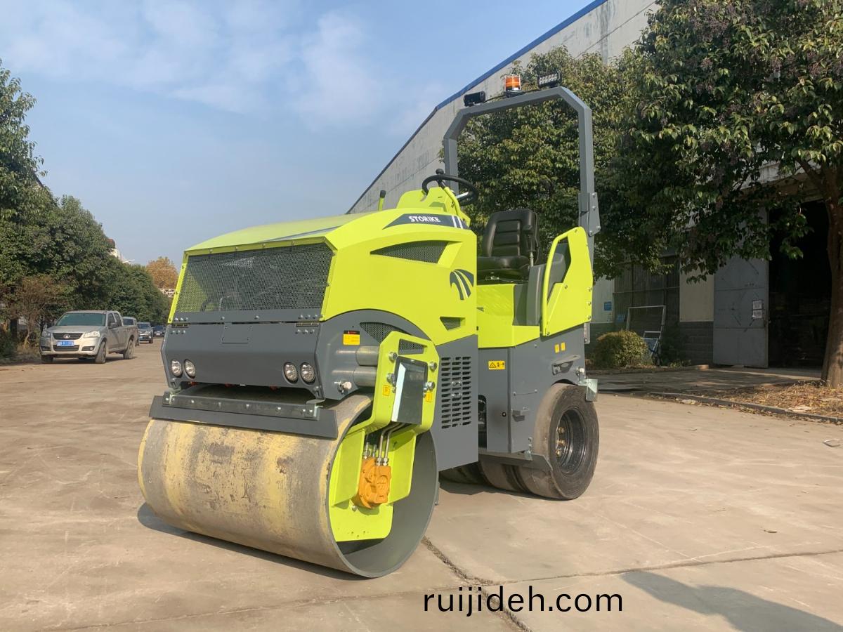 前鋼(gang)輪后膠輪壓(ya)路機