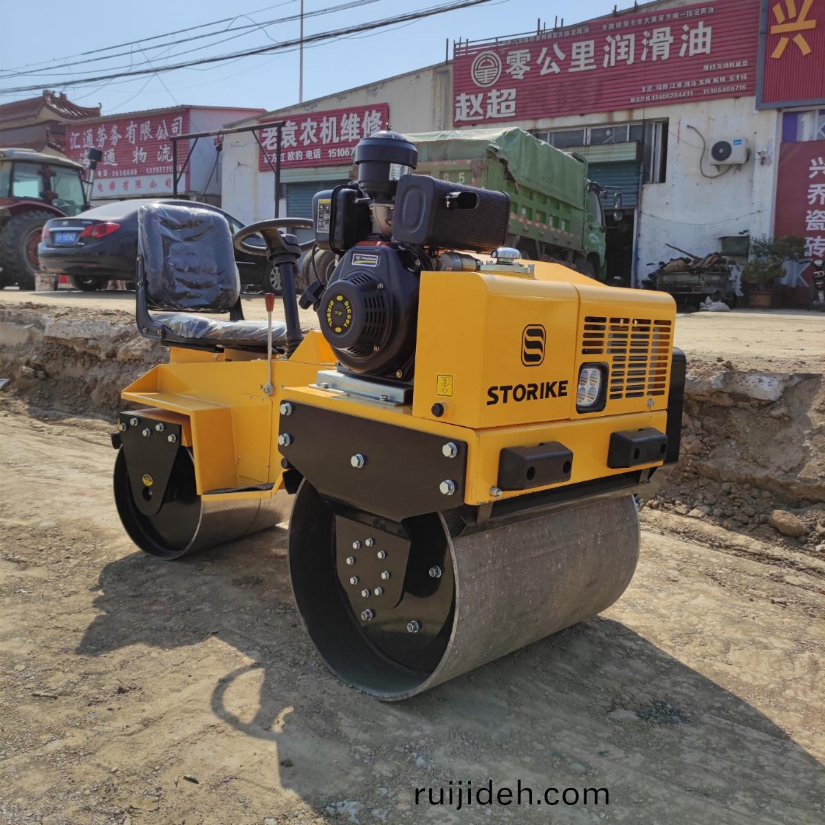 小(xiao)型座(zuo)駕(jia)壓路機