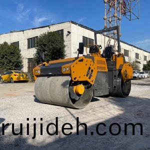 座駕(jia)壓路(lu)機(ji)ST7000