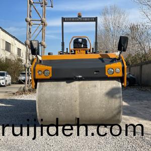 座(zuo)駕壓(ya)路(lu)機(ji)ST7000