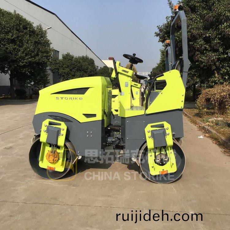 小型(xing)壓(ya)路(lu)機(ji)十字路口施工(gong)，瀝(li)青(qing)路(lu)麵(mian)的(de)接(jie)縫有什(shen)麼技(ji)巧(qiao)處理