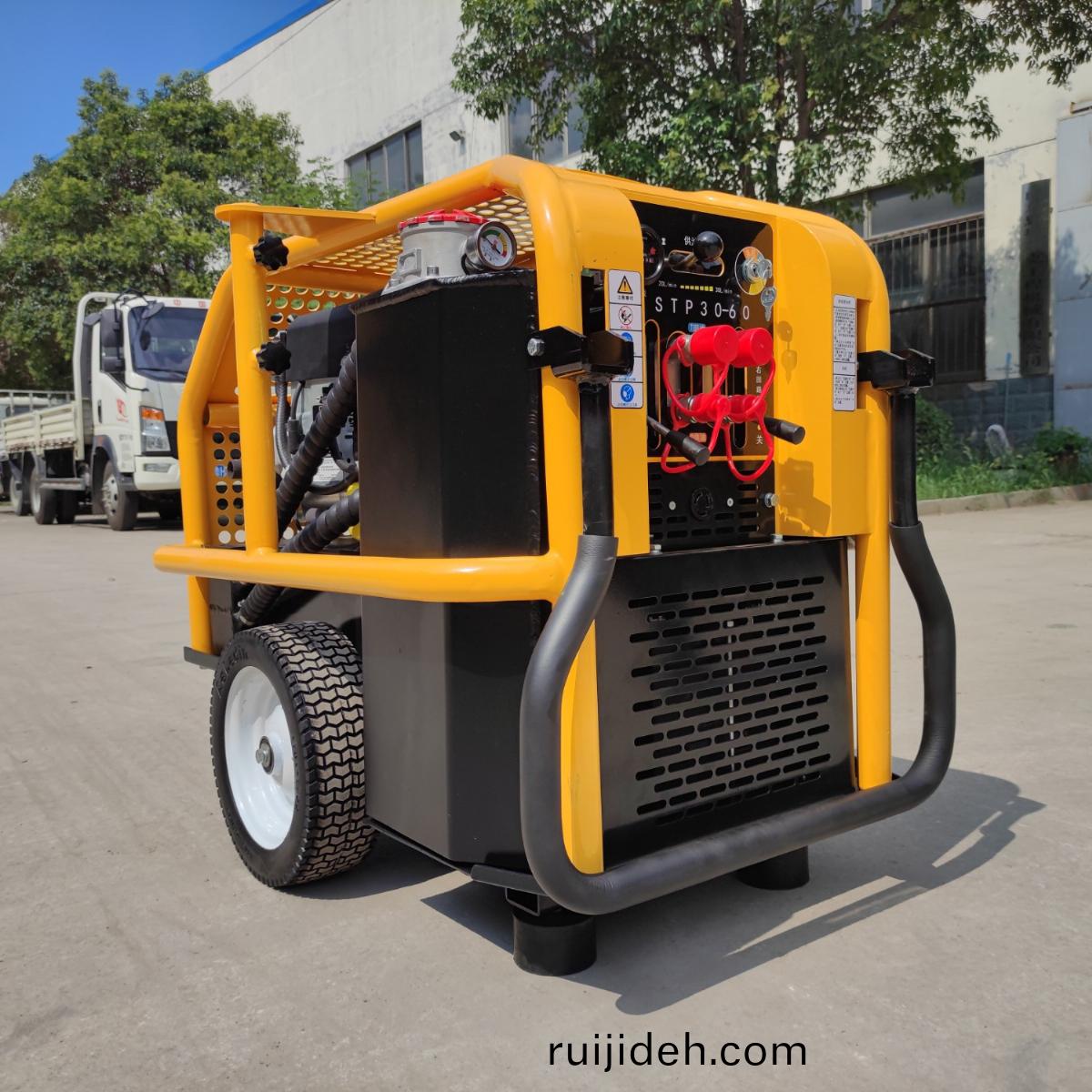 雙迴路液壓動力(li)站撡(cao)作(zuo)前(qian)的(de)檢査、準(zhun)備(bei)工作(zuo)