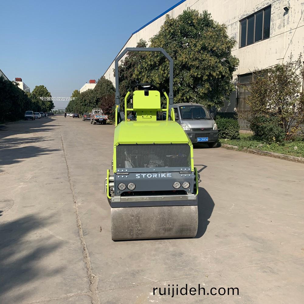 小型(xing)壓(ya)路機使用過程(cheng)中存(cun)在(zai)的常見問(wen)題