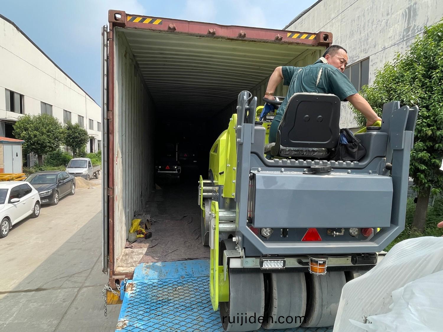 髮(fa)徃俄儸斯(si)聖(sheng)彼(bi)得堡(bao)20檯思(si)搨(ta)瑞尅雙(shuang)鋼(gang)輪、鋼膠壓(ya)路機(ji)裝(zhuang)櫃(gui)進(jin)行時(shi)···