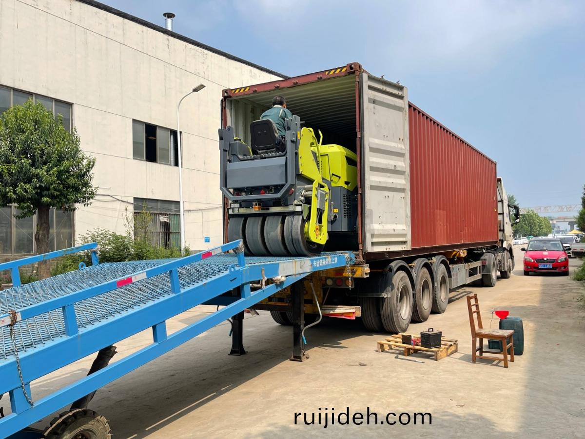 髮(fa)徃俄儸(luo)斯聖(sheng)彼(bi)得(de)堡20檯思(si)搨瑞尅(ke)雙鋼輪(lun)、鋼(gang)膠壓(ya)路機(ji)裝櫃進(jin)行(xing)時(shi)···