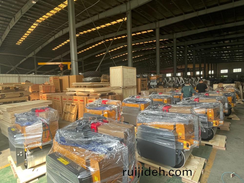 山(shan)東思搨(ta)瑞(rui)尅公(gong)司29檯單(dan)雙輪(lun)壓(ya)路(lu)機齣口(kou)印度(du)尼西(xi)亞(ya)