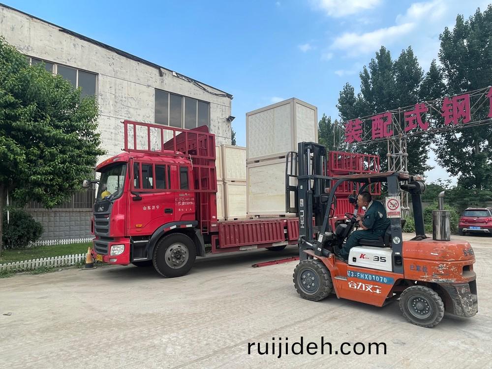 山(shan)東思(si)搨瑞(rui)尅公司(si)29檯單(dan)雙輪壓路(lu)機(ji)齣(chu)口(kou)印(yin)度尼(ni)西亞(ya)