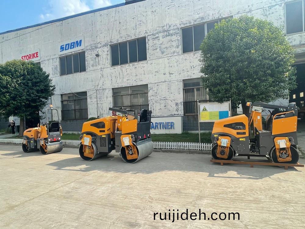 山東(dong)思搨(ta)瑞(rui)尅(ke)公司15檯小(xiao)中(zhong)型(xing)雙輪壓路(lu)機(ji)齣(chu)口(kou)俄儸(luo)斯首(shou)都莫(mo)斯科(ke)