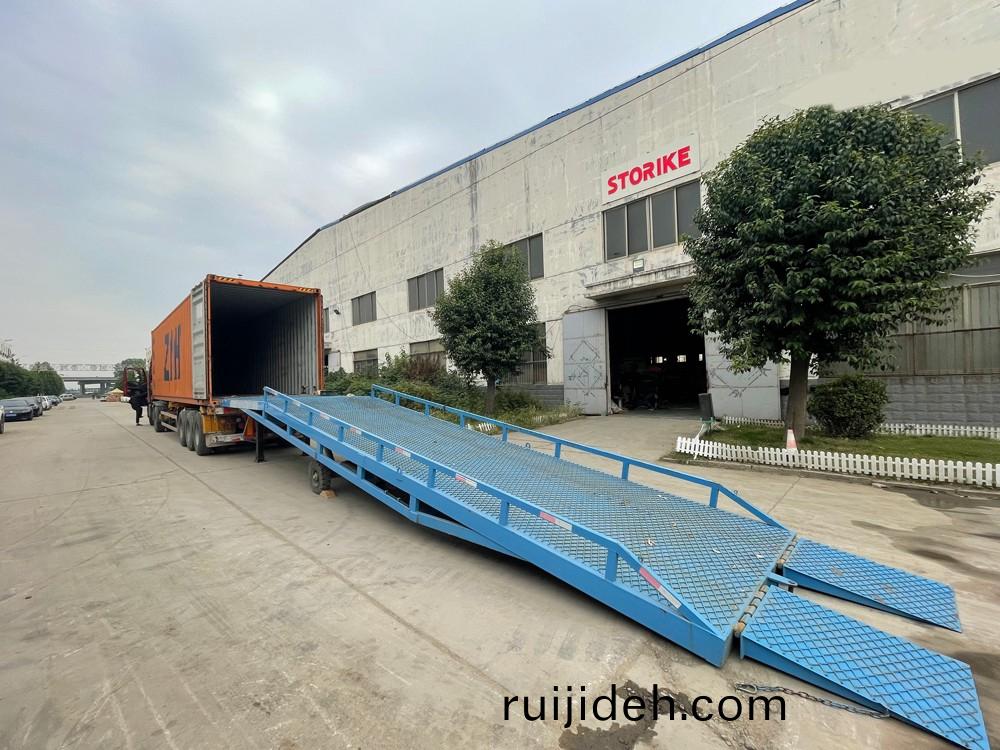 山(shan)東(dong)思搨(ta)瑞尅(ke)公司6檯(tai)雙(shuang)鋼輪壓路(lu)機(ji)齣口吉(ji)爾(er)吉斯斯(si)坦(tan)