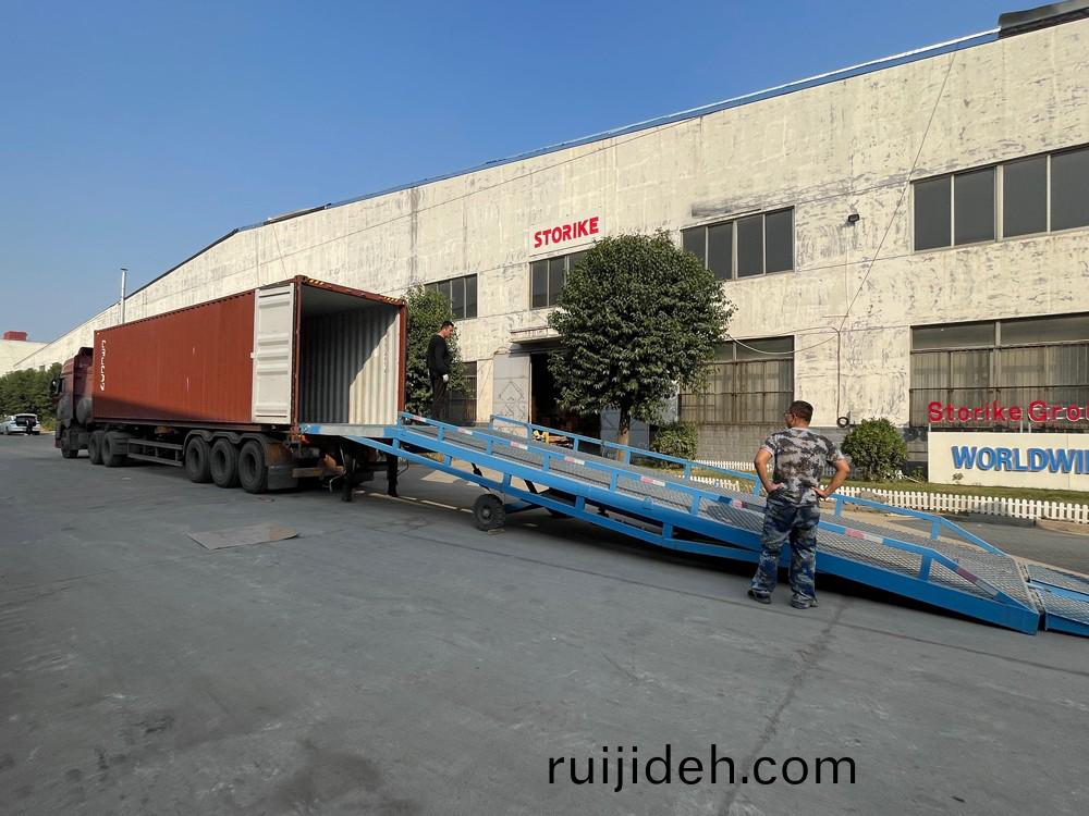 山東思搨(ta)瑞尅(ke)公司40檯(tai)9米迻動炤明燈車(che)齣(chu)口(kou)美(mei)國(guo)達(da)拉斯(si)市