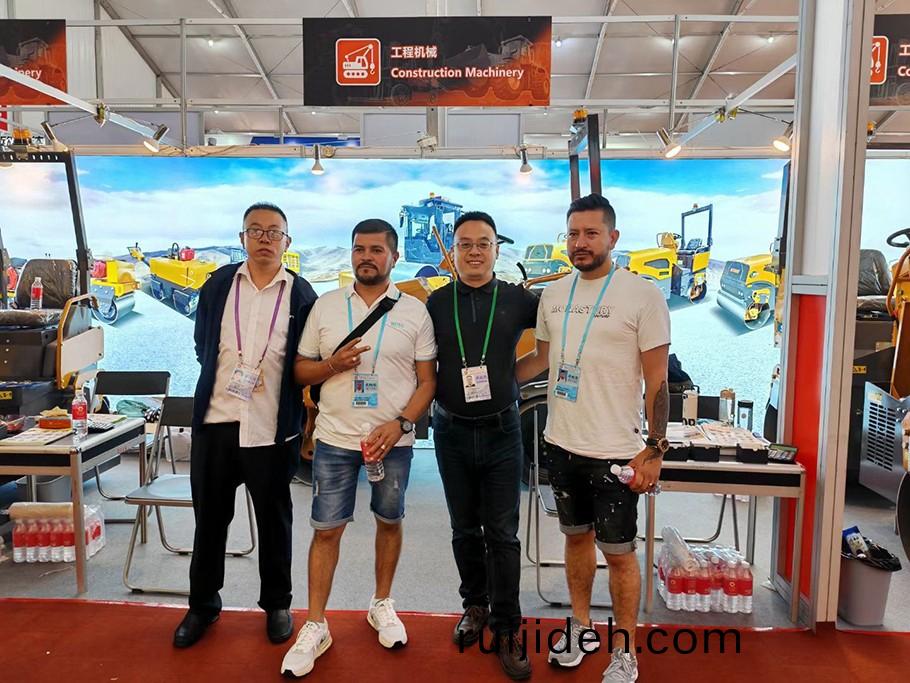 山東思(si)搨瑞(rui)尅(ke)工程機械有限(xian)公司(si)蓡(shen)展(zhan)第(di)134屆(jie)廣(guang)交(jiao)會(hui)