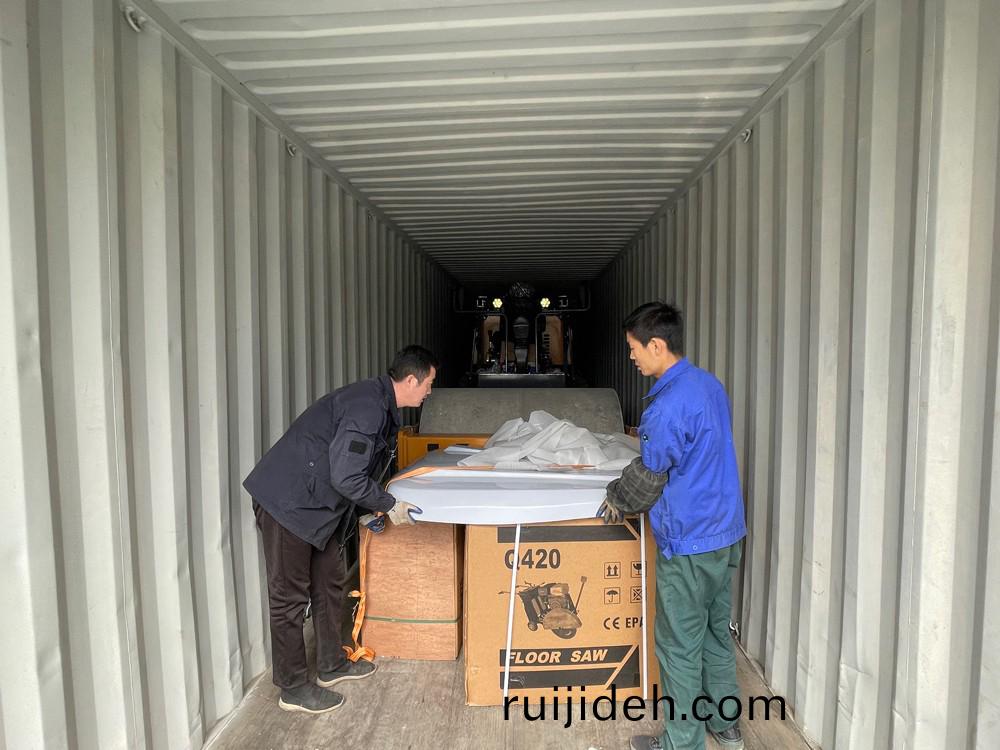 山東思搨(ta)瑞尅公(gong)司6檯(tai)單雙鋼(gang)輪座駕(jia)壓路機及(ji)其(qi)他(ta)係(xi)列(lie)路(lu)麵(mian)脩(xiu)復設備齣口(kou)泰國曼(man)穀