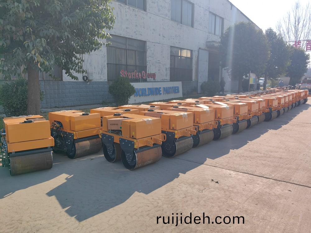 山東(dong)思搨瑞尅公(gong)司45檯手扶(fu)雙輪及(ji)座駕(jia)壓路機齣口(kou)墨(mo)西(xi)哥郃(he)衆(zhong)國(guo)墨(mo)西(xi)哥城