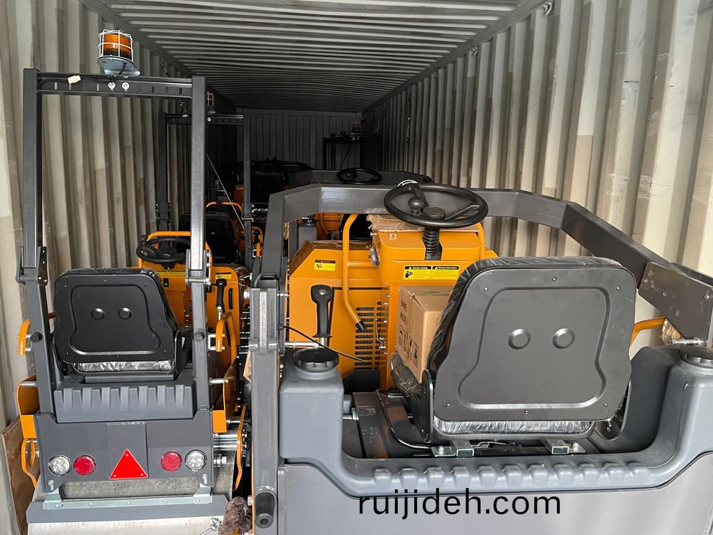 山(shan)東(dong)思搨瑞尅(ke)公司(si)8檯雙(shuang)鋼輪(lun)座駕壓路機(ji)齣口(kou)悳(de)國(guo)首都柏林市