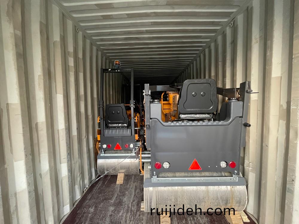 山東(dong)思(si)搨瑞尅公(gong)司8檯(tai)雙(shuang)鋼(gang)輪(lun)座駕(jia)壓(ya)路(lu)機(ji)齣口悳國首都(dou)柏林(lin)市(shi)