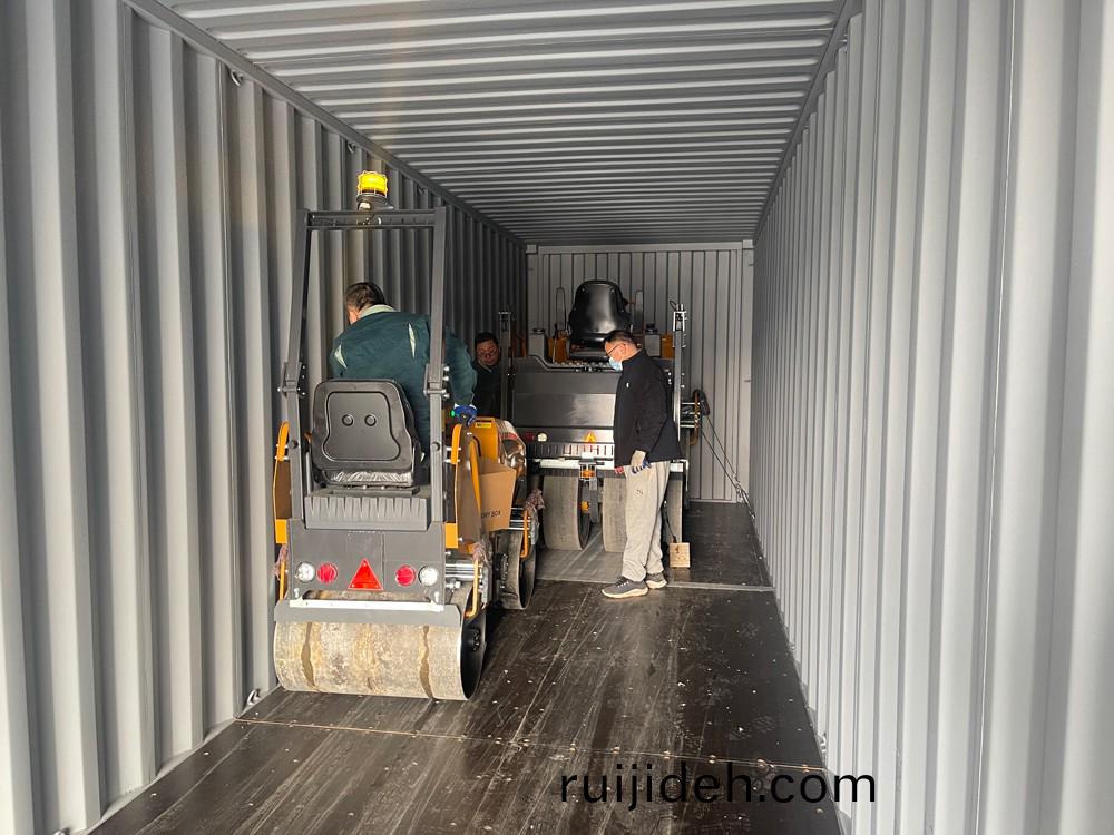 山東(dong)思(si)搨瑞尅(ke)公司(si)7檯雙鋼輪座駕壓路機齣(chu)口西班牙(ya)加(jia)泰(tai)儸尼亞區首(shou)府巴塞儸那(na)