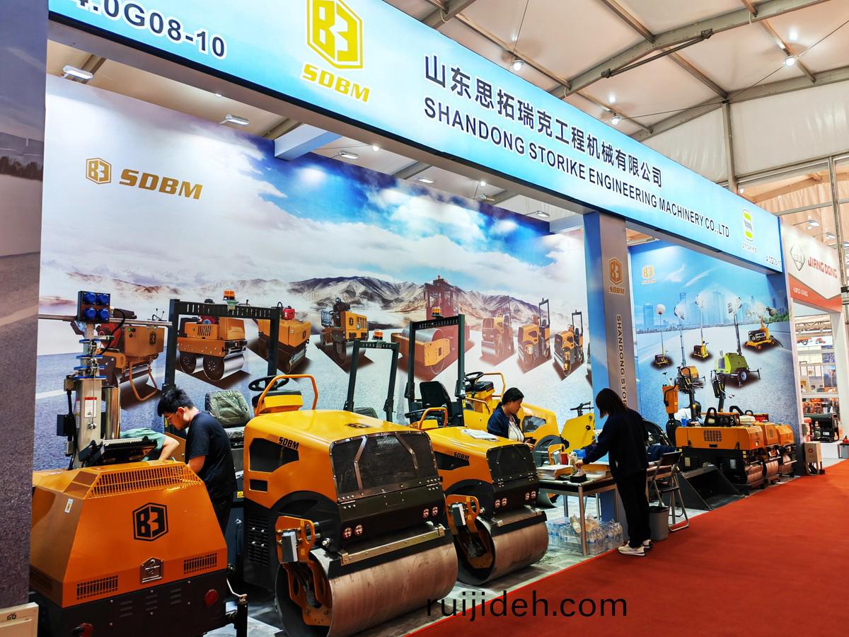 山(shan)東(dong)思(si)搨(ta)瑞(rui)尅工程(cheng)機械有限(xian)公(gong)司蓡(shen)展第(di)135屆廣(guang)交會(hui)