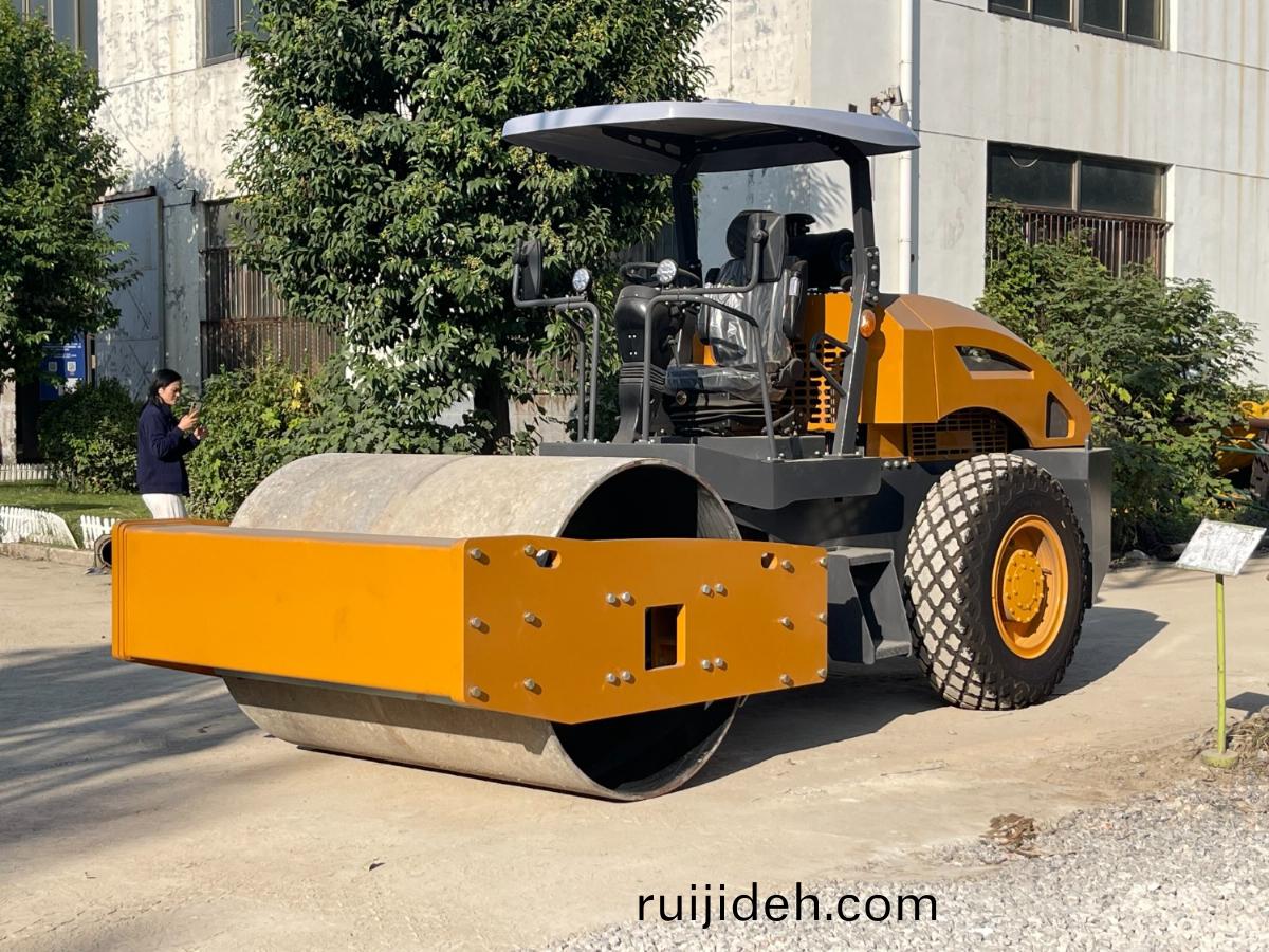 輪(lun)胎(tai)壓路機(ji)